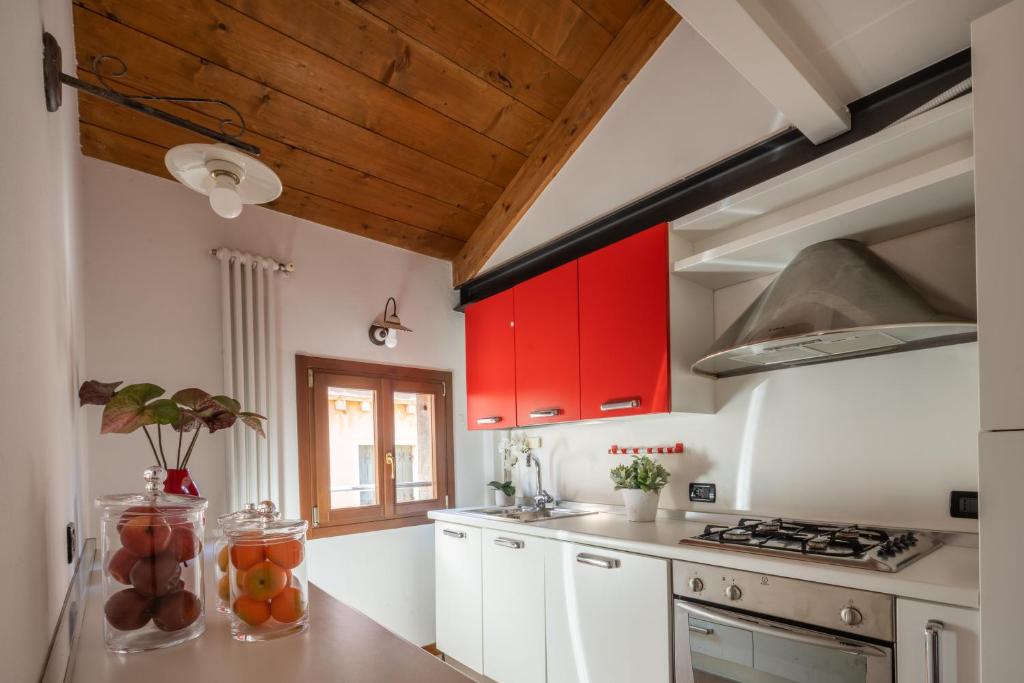 Kuchyňa alebo kuchynka v ubytovaní San Marco View Terrace Apartment R&R
