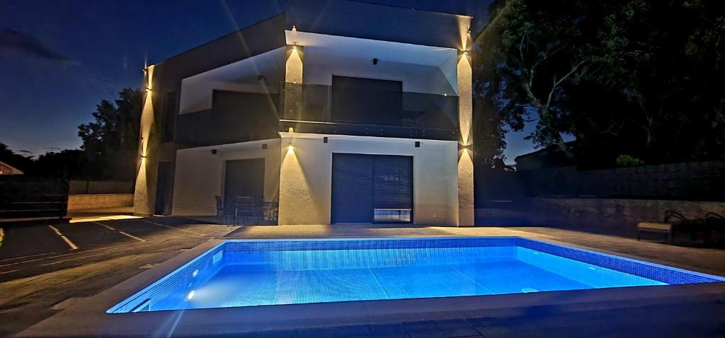 Basen w obiekcie Apartments Villa "Aurea" with pool lub w pobliżu