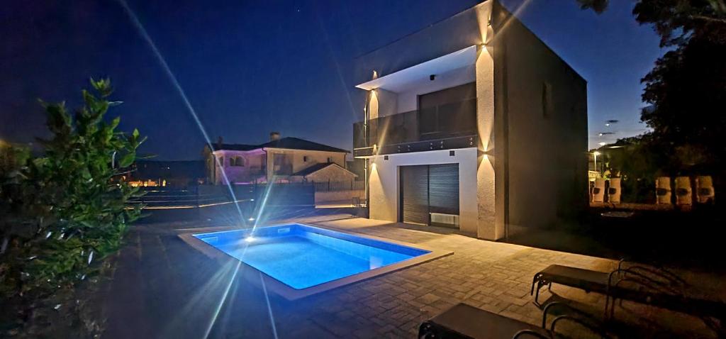 Basen w obiekcie Apartments Villa "Aurea" with pool lub w pobliżu