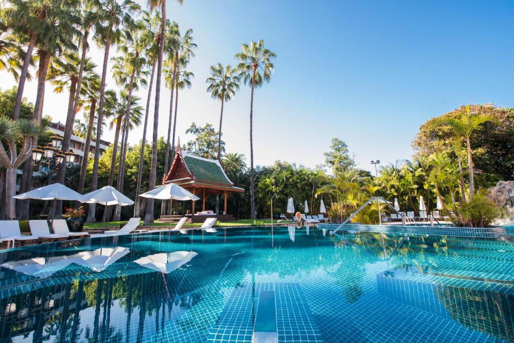 Piscina de la sau aproape de Hotel Botanico y Oriental Spa Garden