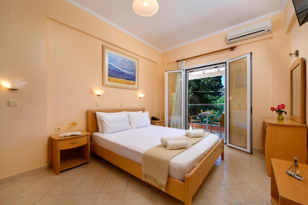 A bed or beds in a room at Hotel Penelope