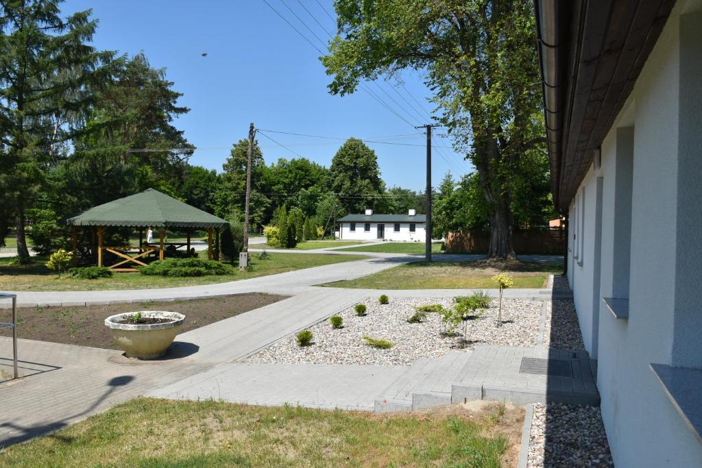 un patio con una pasarela y un cenador en Centrum Sportu i Rekreacji, en Sępólno Krajeńskie