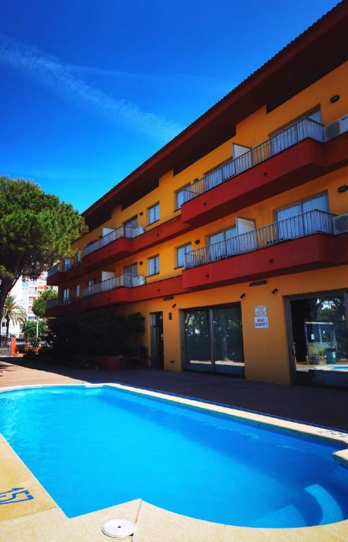 Bazén v ubytování Apartamentos Quintasol nebo v jeho okolí