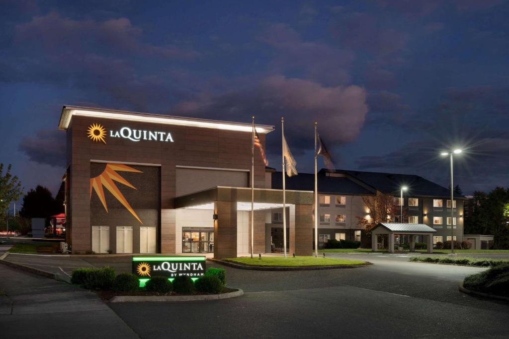 un edificio con una señal de nordinia delante de él en La Quinta Inn & Suites by Wyndham Springfield, en Springfield