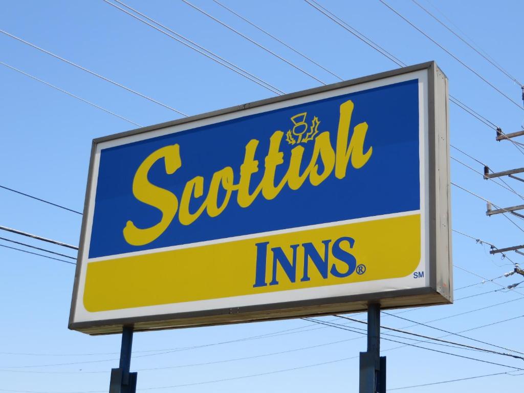 een teken voor een sittin incimus bij Scottish Inns Motel - Osage Beach in Osage Beach