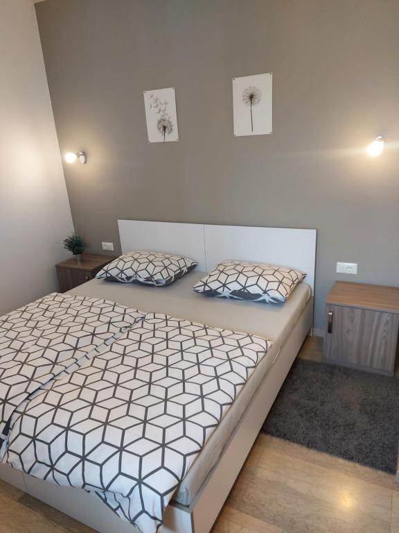 - une chambre avec un grand lit blanc et 2 oreillers dans l'établissement Guest house Flora, à Pazin