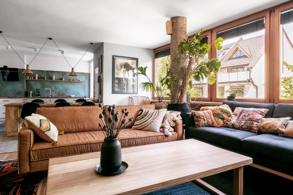 ein Wohnzimmer mit 2 Sofas und einem Couchtisch in der Unterkunft Ethnica Apart Gallery in Zakopane