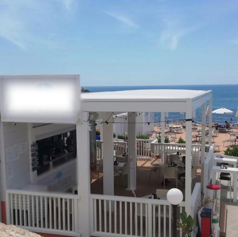 balcone con vista sulla spiaggia e sull'oceano di Amata Villa Vacanza a Leuca