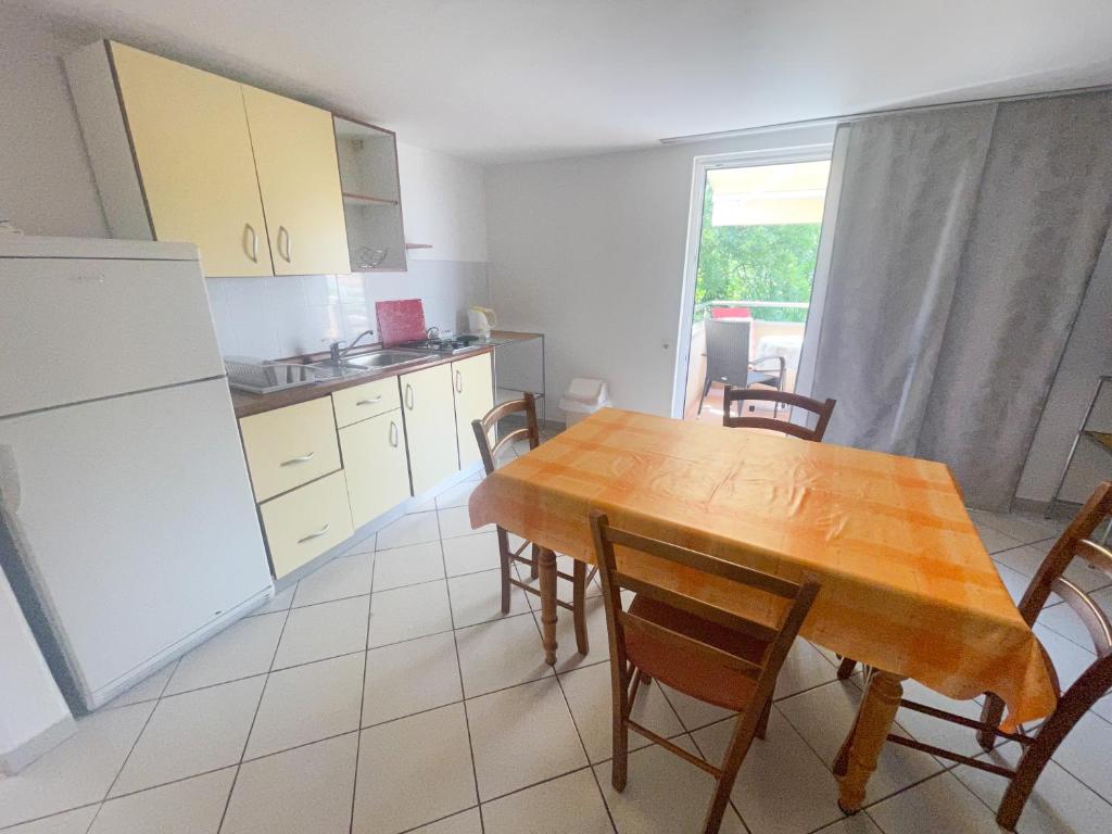 Kuchyň nebo kuchyňský kout v ubytování Apartmani Matković