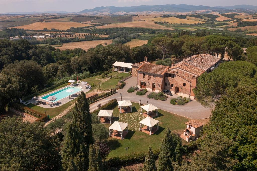 an aerial view of an estate with a swimming pool at Tenuta I Mandorli in Peccioli