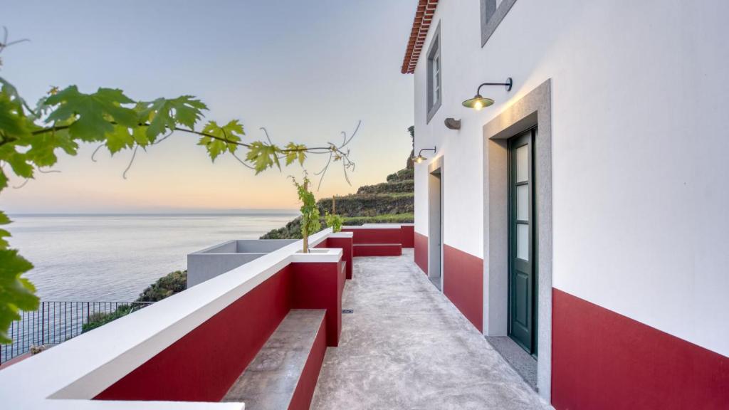 uma vista para o oceano a partir da varanda de uma casa em Socalco Nature Calheta em Calheta