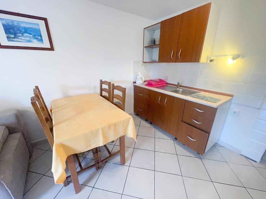 Kuchyň nebo kuchyňský kout v ubytování Apartmani Matković