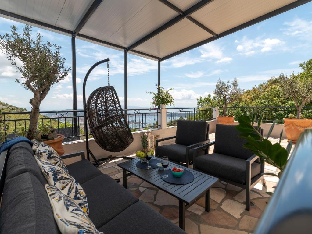 Balkón nebo terasa v ubytování Scenic Sea View,Three Bedroom Villa with Pool