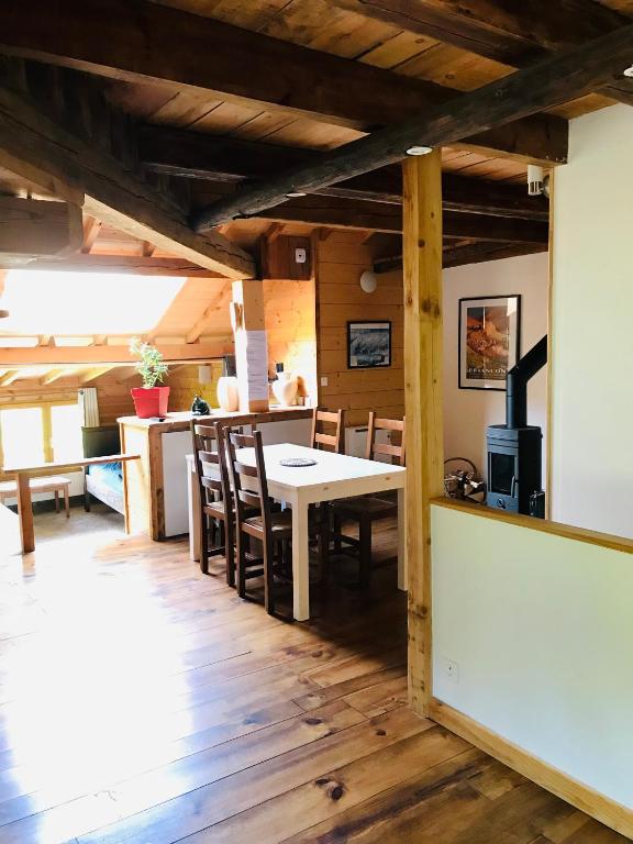 une salle à manger et une cuisine avec une table et des chaises dans l'établissement Appartement de montagne Briançon, à Briançon