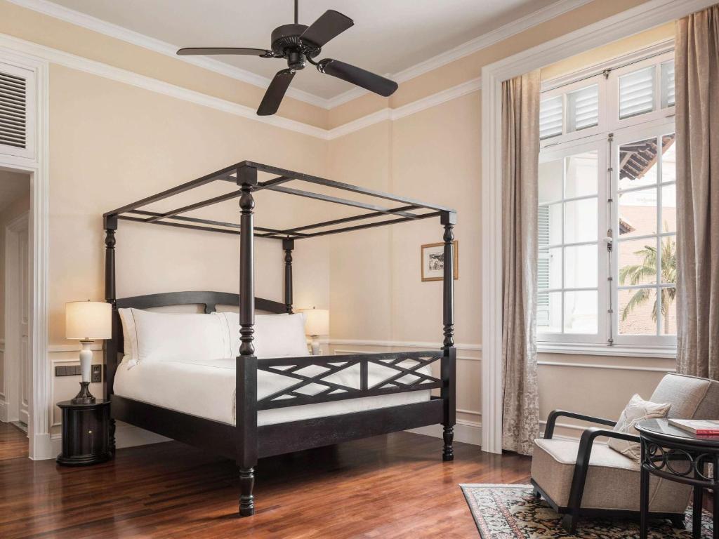 Postel nebo postele na pokoji v ubytování Raffles Hotel Le Royal