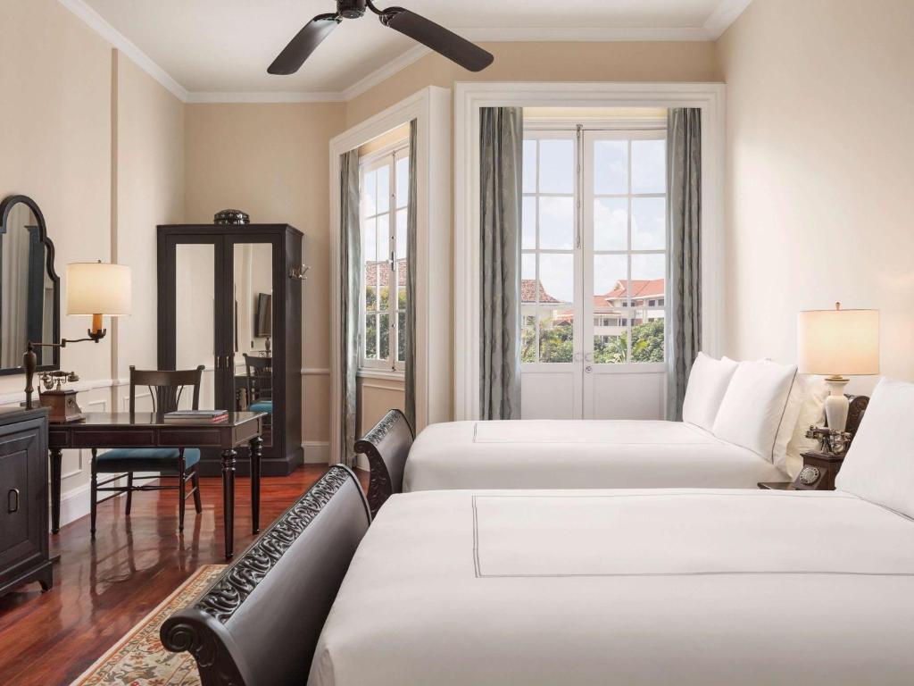 Postel nebo postele na pokoji v ubytování Raffles Hotel Le Royal