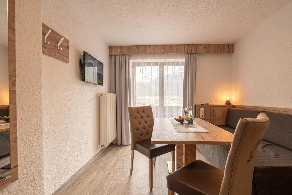 Televízia a/alebo spoločenská miestnosť v ubytovaní Senner Appartements