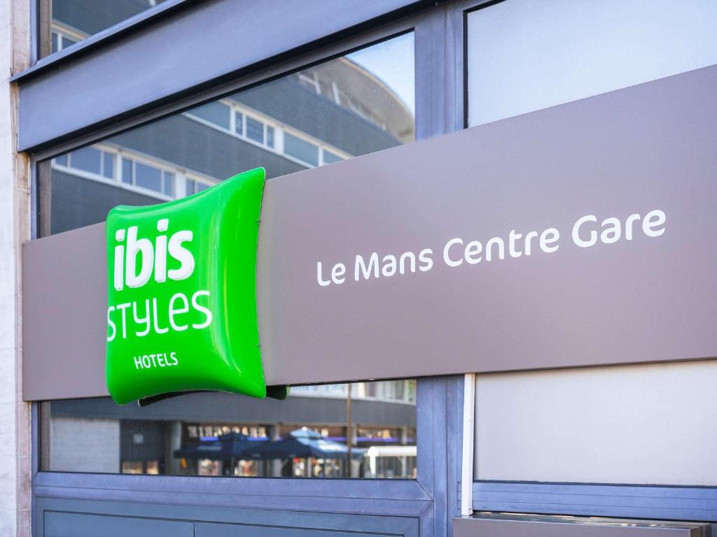 un cartello sul lato di un edificio di ibis Styles Le Mans Gare Sud a Le Mans