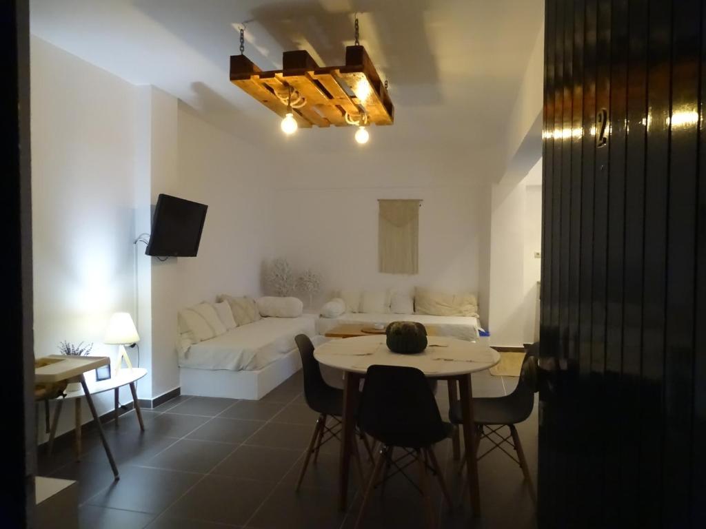 古厄庇道魯斯的住宿－D&D apartments，客厅配有桌子和沙发