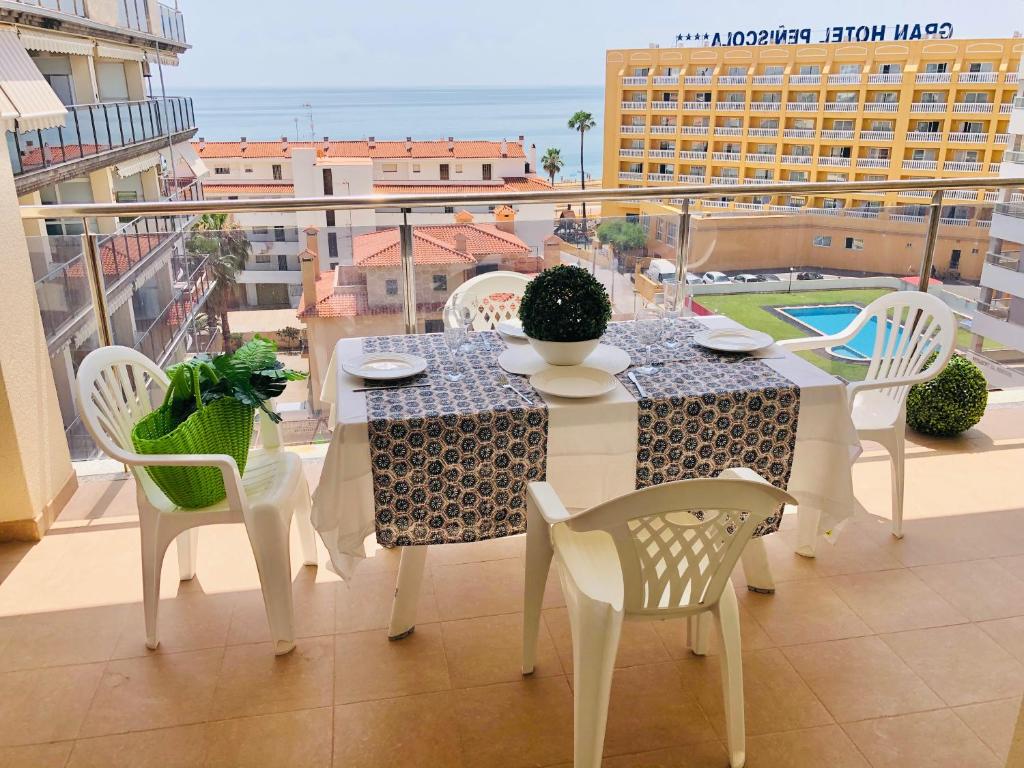 una mesa y sillas en un balcón con vistas en Apartment Papa Luna, en Peñíscola