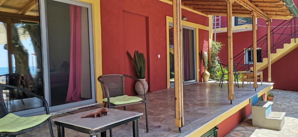 Balkon lub taras w obiekcie Pelekas Beach Apartments Rolling Stone