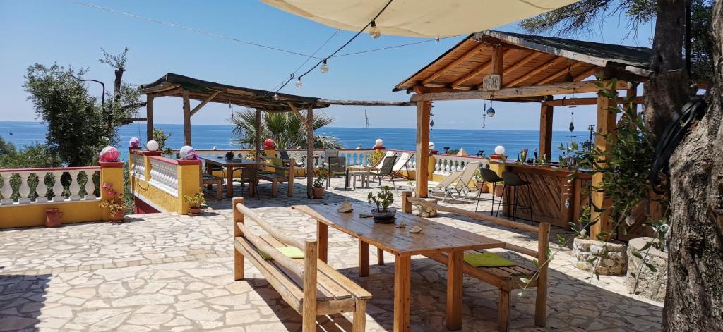 Restoran või mõni muu söögikoht majutusasutuses Pelekas Beach Apartments Rolling Stone