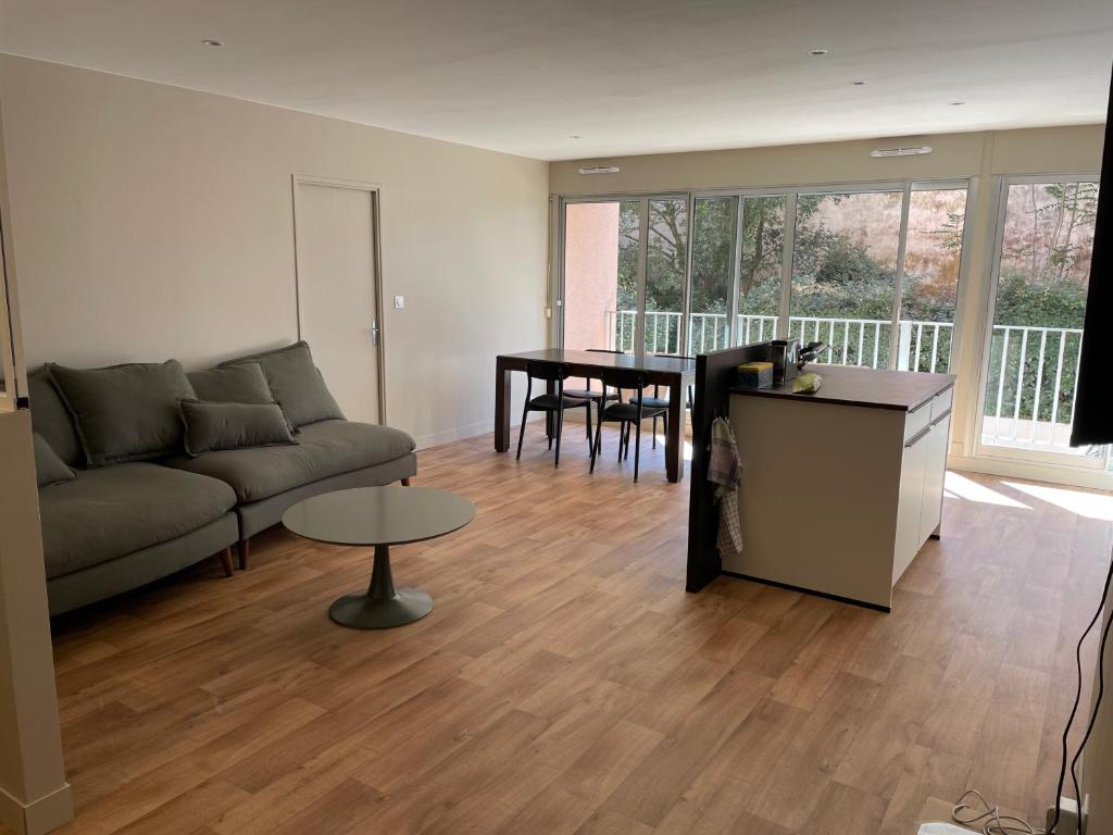 un salon avec un canapé et une table dans l'établissement T3 Arcachon centre proche plage, à Arcachon