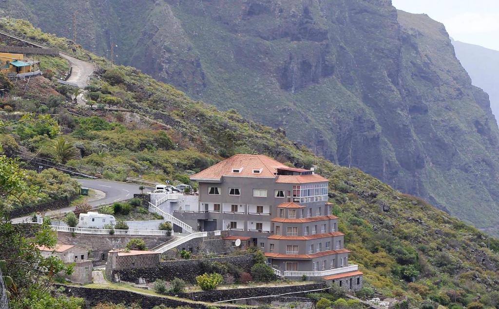 un edificio al lado de una montaña en Casa MARA Tenerife en Las Cruces
