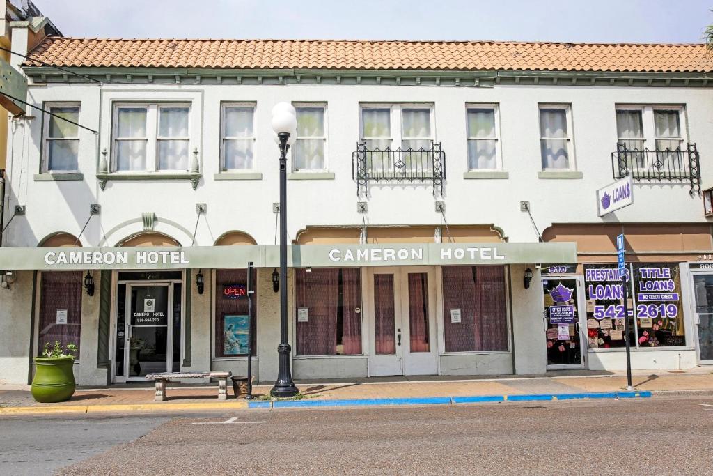 布朗斯維爾的住宿－OYO Historic Cameron Hotel Brownsville I-69E，街道拐角处的建筑物