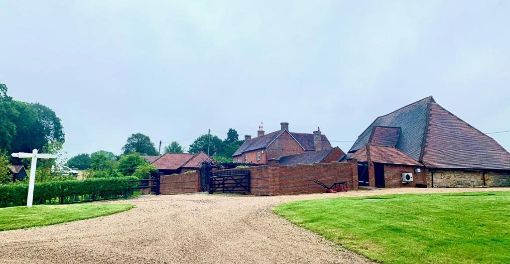 un groupe de maisons avec un chemin de terre devant dans l'établissement Stunning Estate sleeps 22 private parking & garden, à Hailsham