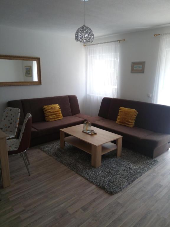 uma sala de estar com um sofá e uma mesa de centro em apartman Vidović em Livno