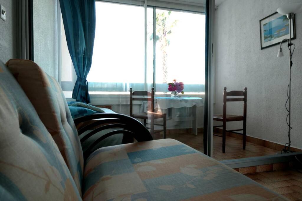 Postel nebo postele na pokoji v ubytování Face port Plage à 350m joli T2 clair 4 couchages avec parking privé, draps serviettes non fournies