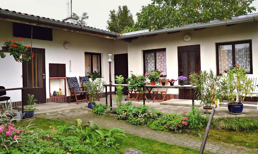 een huis met een tuin en een tafel met planten bij A+R Pension in Pilsen