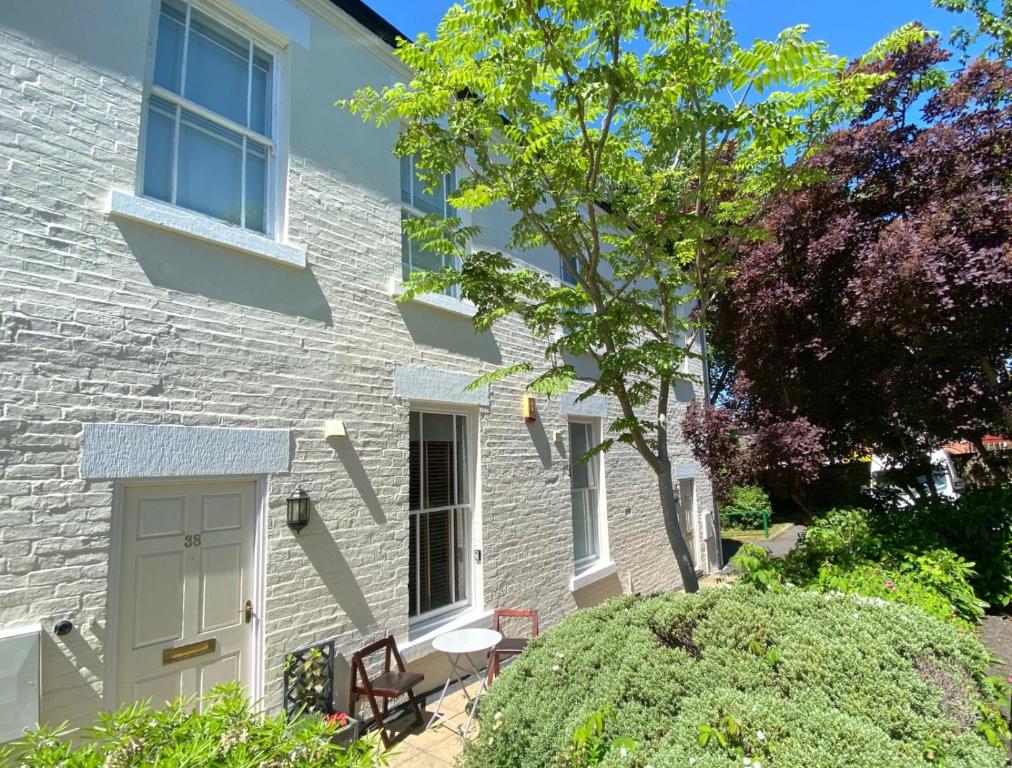 Zahrada ubytování Fabulous 2 bed Ground floor apartment Belper