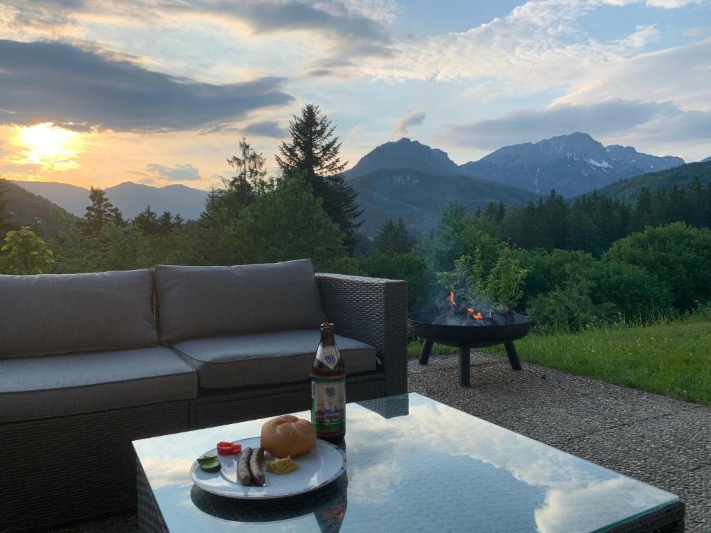 ein Wohnzimmer mit einem Sofa und einem Tisch mit in der Unterkunft FeWo Zeitlos in Berchtesgaden