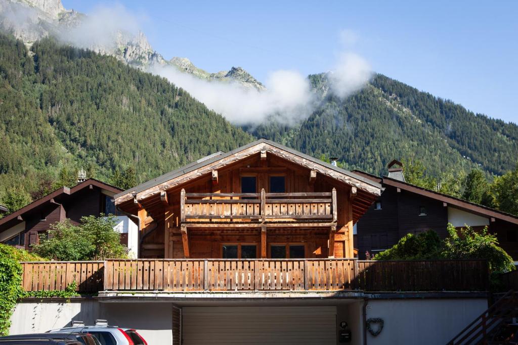 O vedere generală la munți sau o vedere la munte luată de la acest chalet