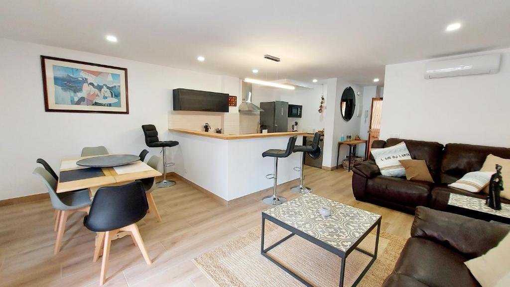 エル・カンページョにあるSunny Duplex in front of Campello beachのソファとテーブルのあるリビングルーム