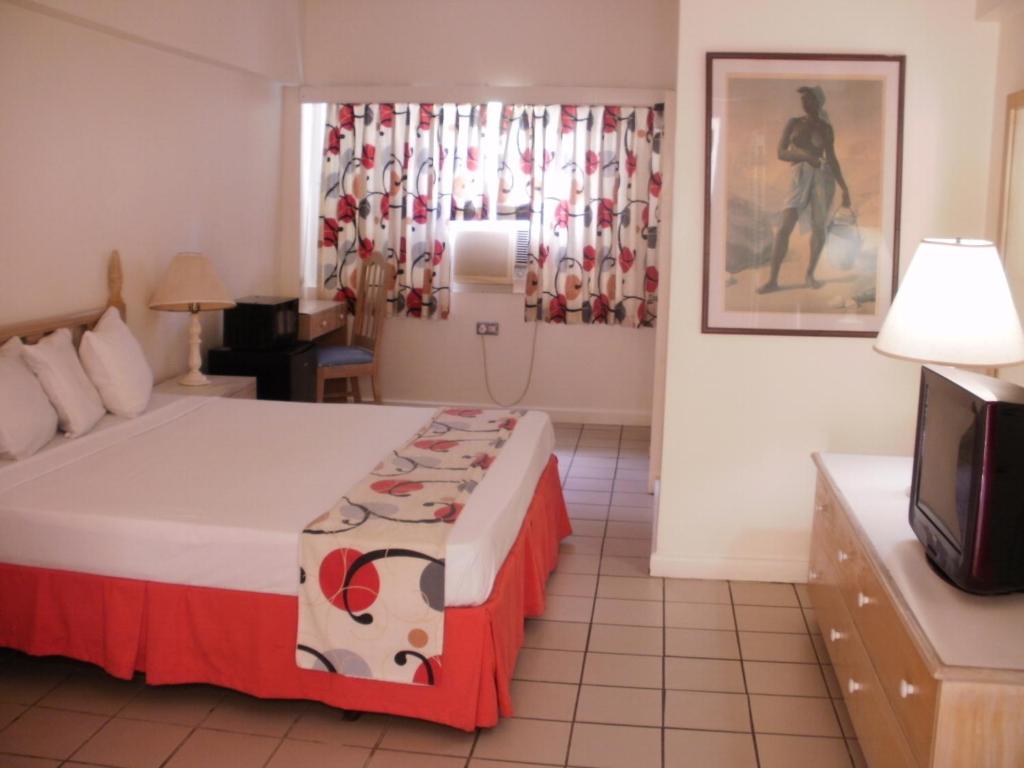 Postel nebo postele na pokoji v ubytování Pineapple Court Hotel