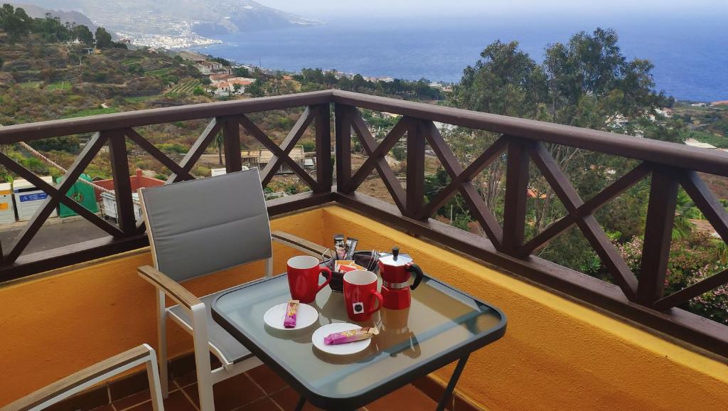 uma mesa numa varanda com vista para o oceano em Alojamiento ISLA BONITA con balcón vista al mar em Breña Baja