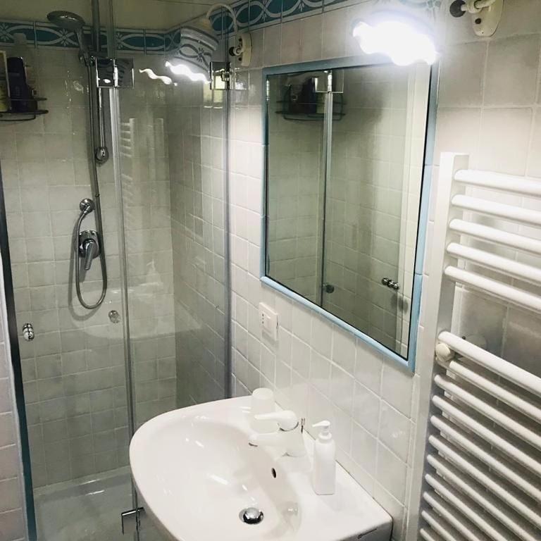 Koupelna v ubytování Il carrubo B&b