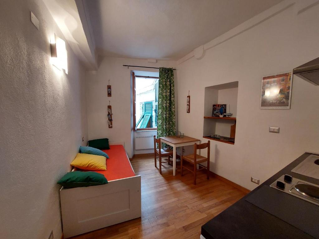 ein Wohnzimmer mit einem Sofa und einem Tisch in der Unterkunft Mariasole Rooms in Vernazza