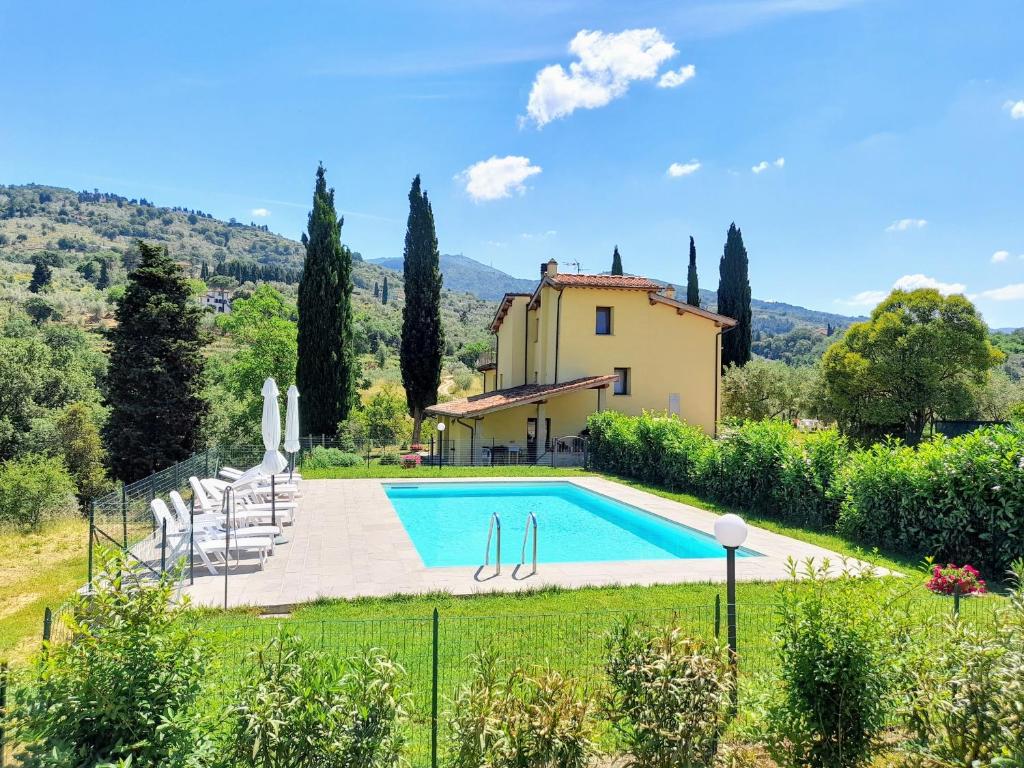een landgoed met een zwembad en een huis bij Casa Giulia in Reggello