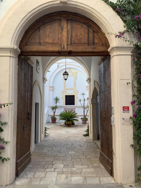 an entrance to a building with an archway at Palazzo Cariddi Apartment in Nardò