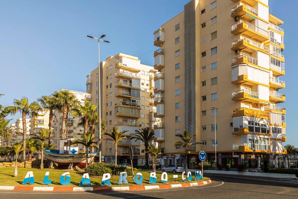 un gran edificio con un montón de tablas de surf en la calle en Primera Línea de Playa, en Algarrobo Costa