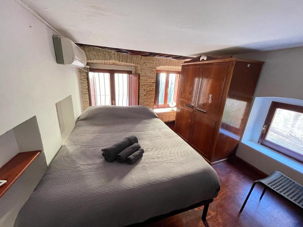 een slaapkamer met een groot bed en een laptop. bij Stella Marina Appartamento in Cagliari