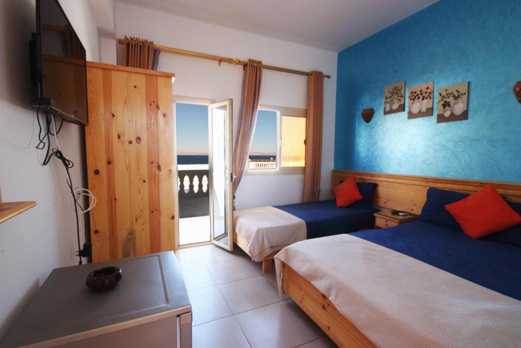 Postel nebo postele na pokoji v ubytování Dahab Beach Lodge