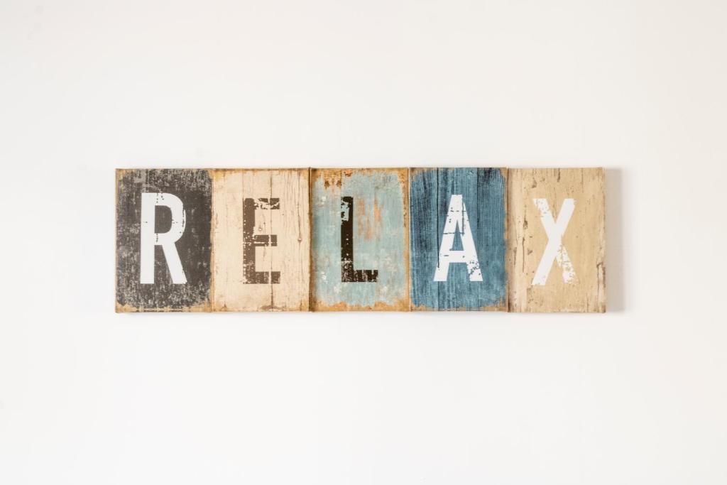 un panneau avec les mots realex dessus dans l'établissement Bel appartement (2p) en plein Centre d’Antibes, à Antibes