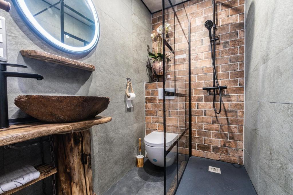 La salle de bains est pourvue d'un lavabo en pierre et d'une douche. dans l'établissement Le Tête Pied Centre/Télécabine Saint-Gervais, à Saint-Gervais-les-Bains