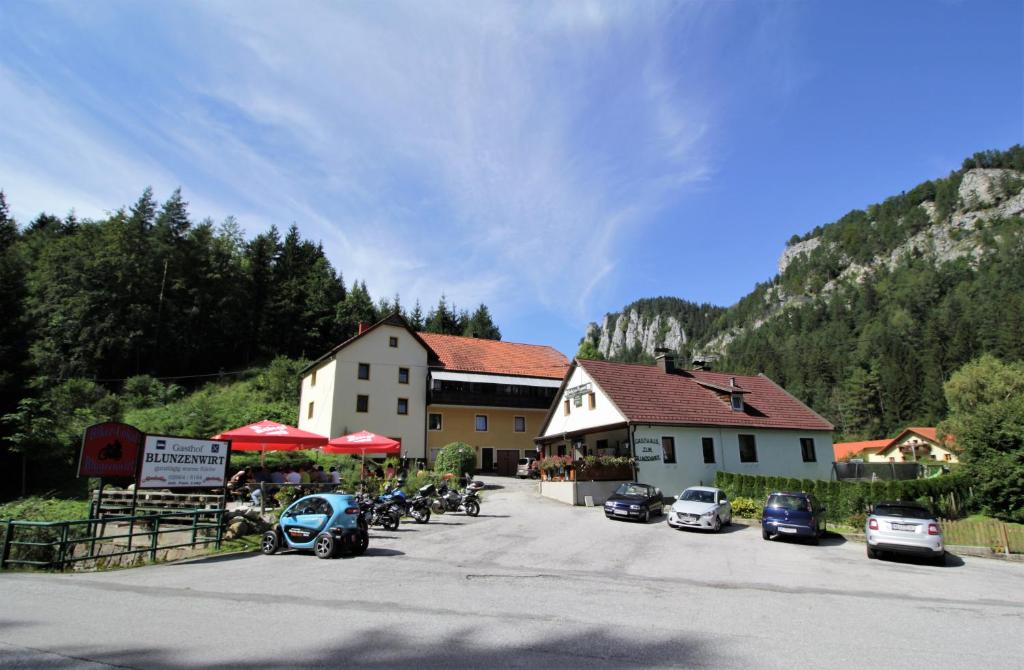 eine Gruppe von Autos, die vor einem Gebäude geparkt sind in der Unterkunft Gasthaus Blunzenwirt in Breitenstein