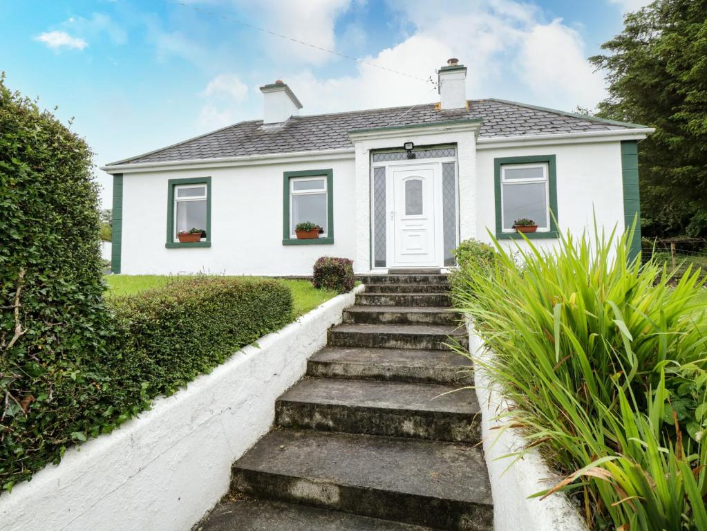 una casa blanca con escaleras delante en Sean Bhaile en Castlebar